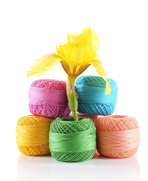 Kolorowe nici na drewnianej szpulce