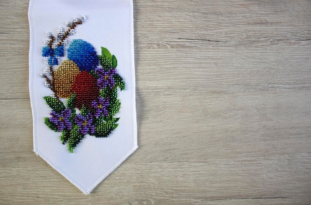 Próbki haftów ułożone na stole